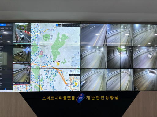 용인특례시 사진제공 -  지하차도와 터널 CCTV까지 통합관제실과 연결해 안전을 위한 시스템 구축을 강화했다..jpg