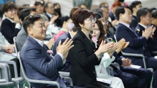 전북자치도 사진제공 - 김관영 도지사(좌측)이 제44회 전북 장애인의 날 기념식 (10).jpg