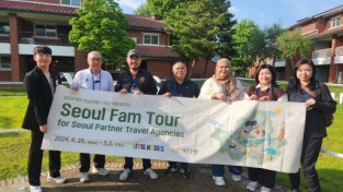 서울 관광자원 _용산공원_을 방문한 팸투어 참가자들.jpg
